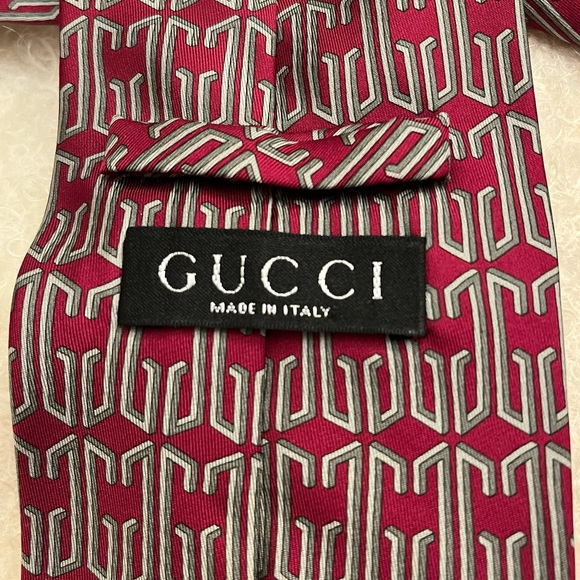 GUCCI Red Monogrammed  Dimensional "G" Vintage Silk Tie Made in ITALY - Picture 6 of 16